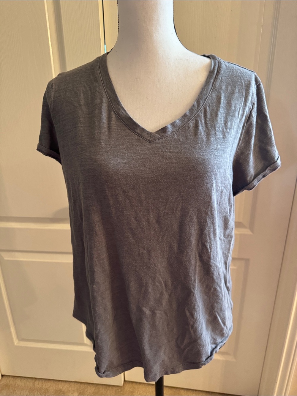 Old Navy - Women's Gray Short Sleeve V-Neck Tee - Size Large